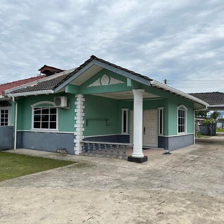Hanif Homestay Kuching Exterior photo